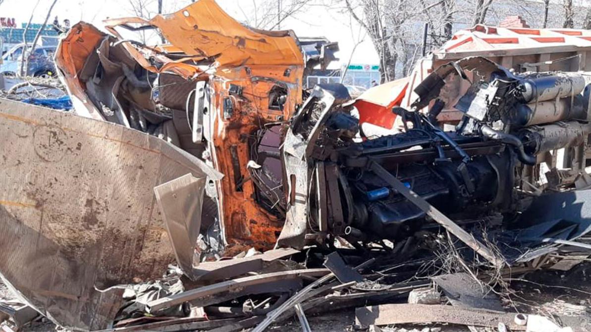 Китайский самосвал с отказавшими тормозами устроил массовое ДТП в Алматы