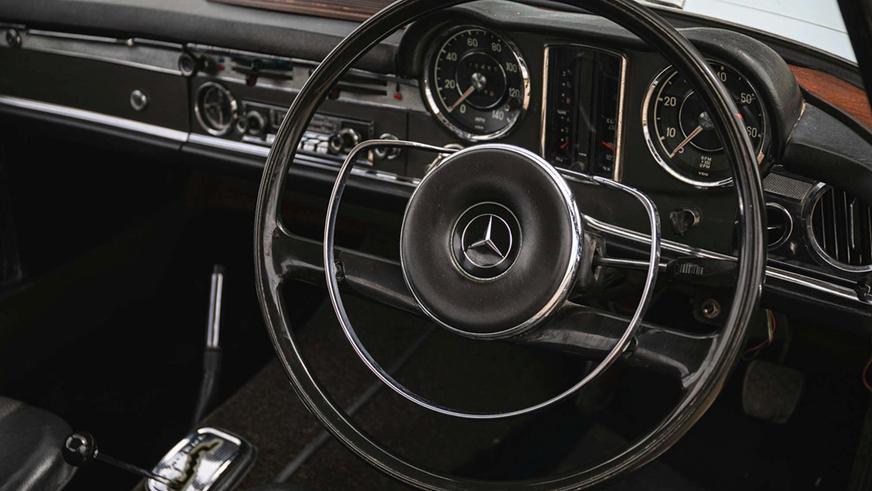 Уникальный Mercedes-Benz SL известного гонщика пустят с молотка