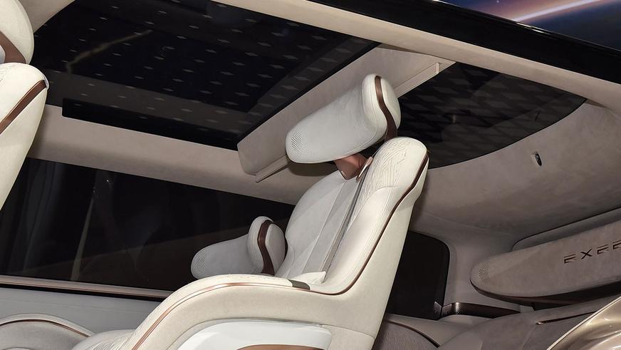 Exeed показала роскошный салон своего первого минивэна
