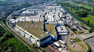 Audi зауытының жұмысшылары шеруге шықты