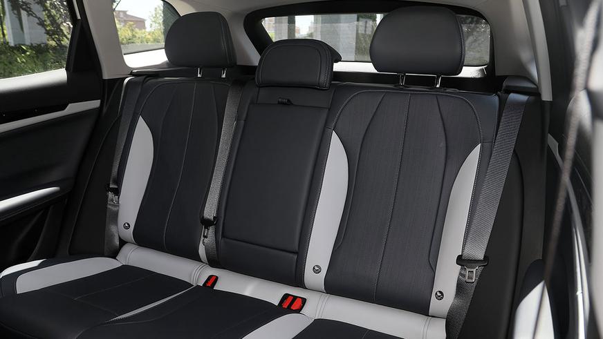 В Китае начались продажи обновлённого Geely Atlas