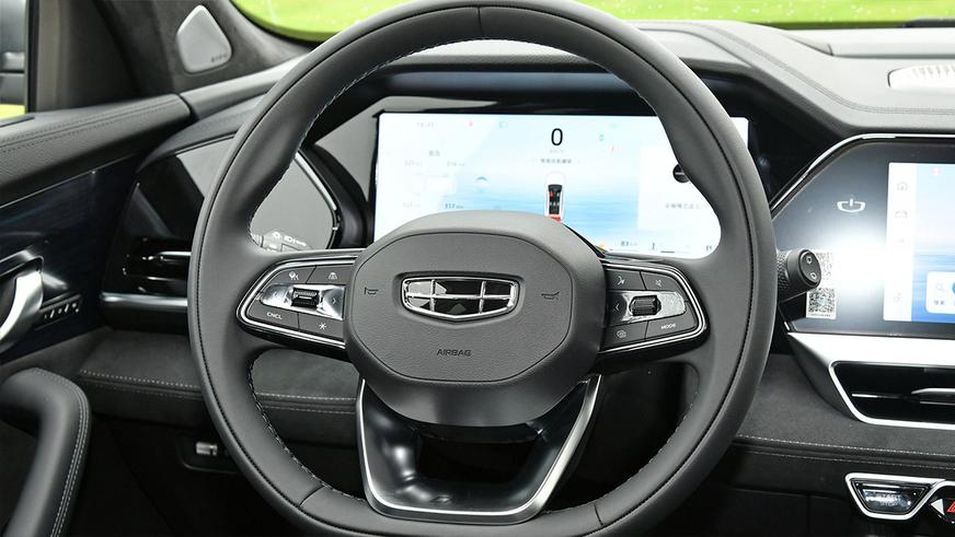 Кроссовер Geely Monjaro обновился и подешевел в Китае