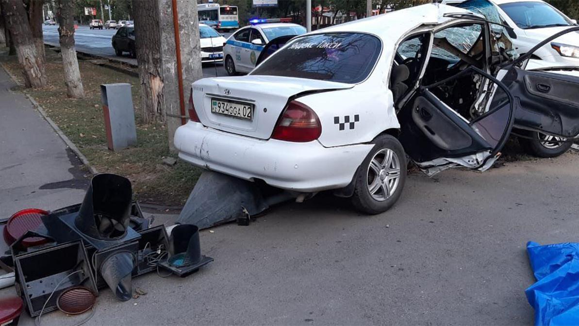 Автомобиль каршеринга протаранил такси в Алматы