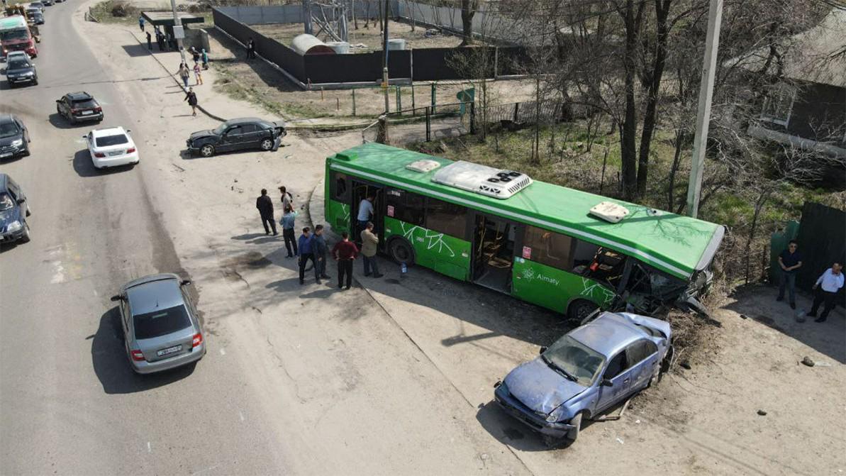 Тежеуіші істен шыққан автобус бірнеше машинаны қақты