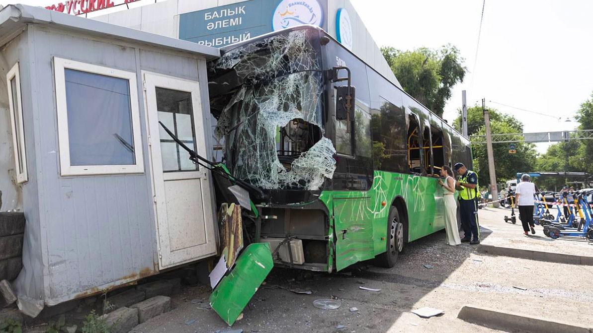Крупное ДТП с автобусом в Алматы. Один человек погиб