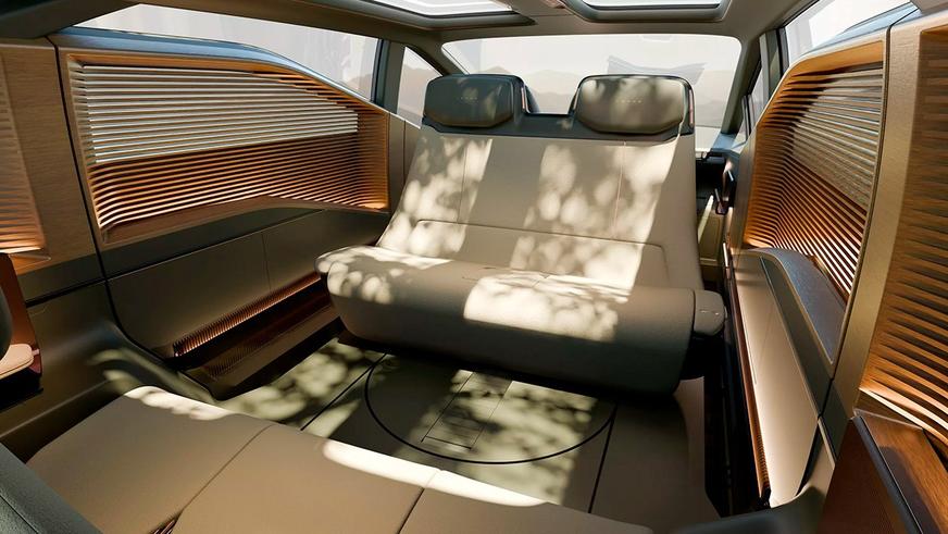 Lexus LS стал роскошным вэном с шестью колёсами