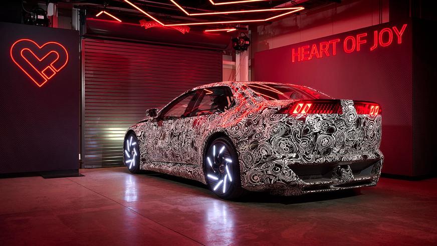 BMW показала драйверский электроседан с новым суперкомпьютером