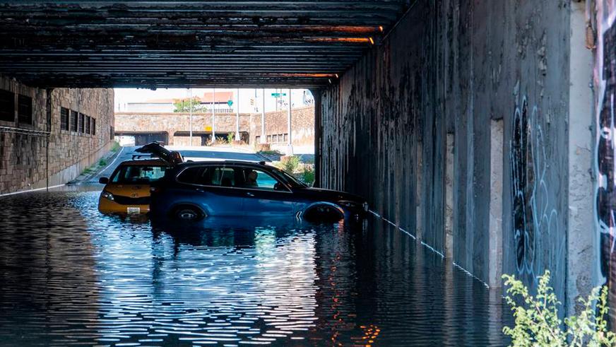 В Нью-Йорке под толщей воды оказались дороги и станции метро