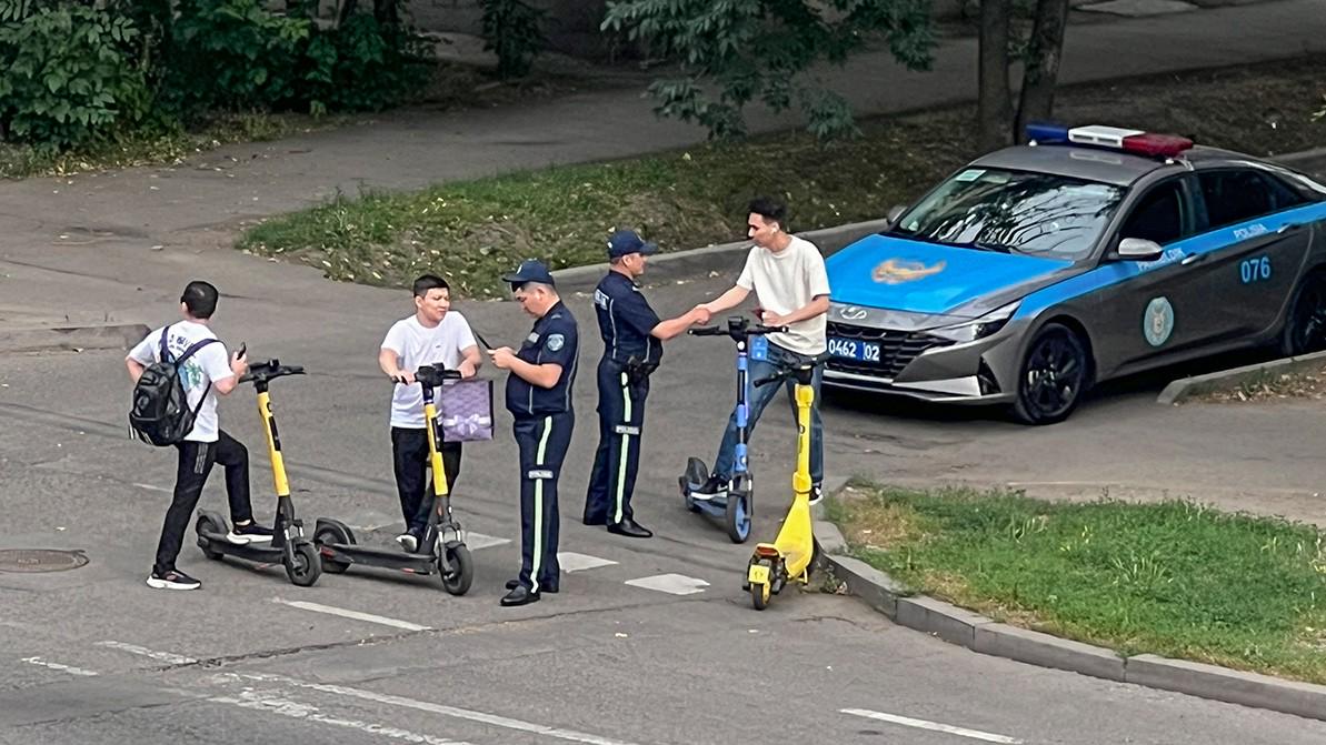 В Алматы с начала года зафиксировано 12 тысяч нарушений ПДД самокатчиками