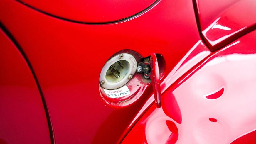 Крохотный и очень редкий электрокар ушёл с молотка