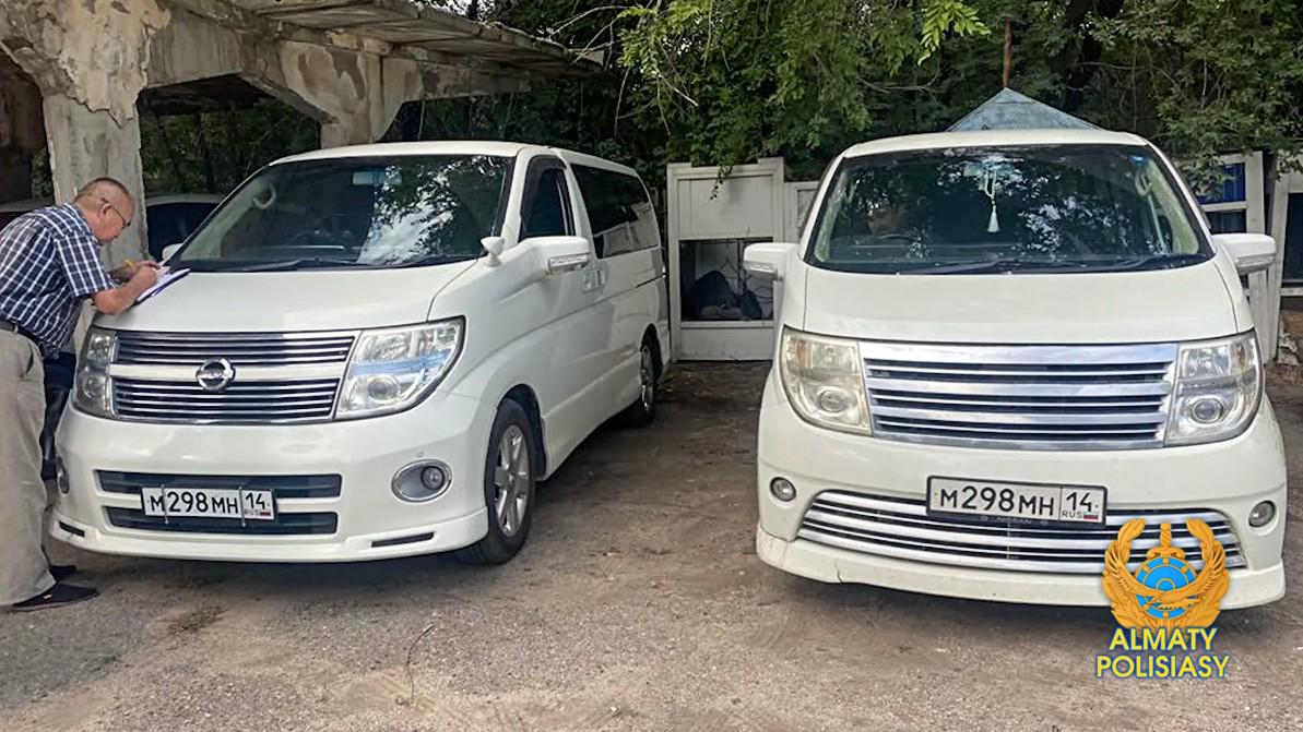 Алматыда нөмірі бірдей екі Nissan Elgrand ұсталды
