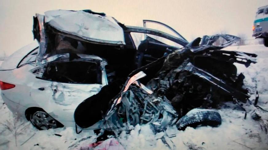 Два человека погибли в столкновении Hyundai Accent с КамАЗом