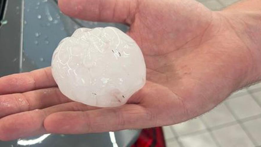 Град поколотил сотни новеньких авто на дилерских стоянках в США