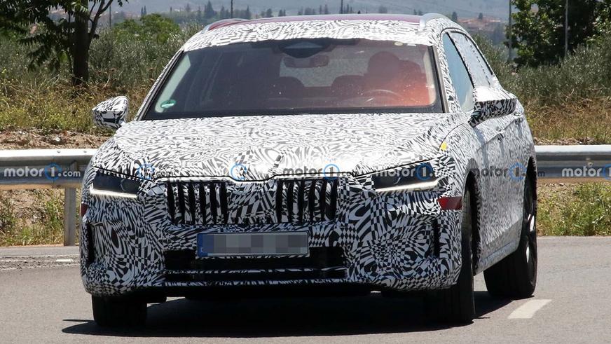Универсал Škoda Superb нового поколения попался фотошпионам