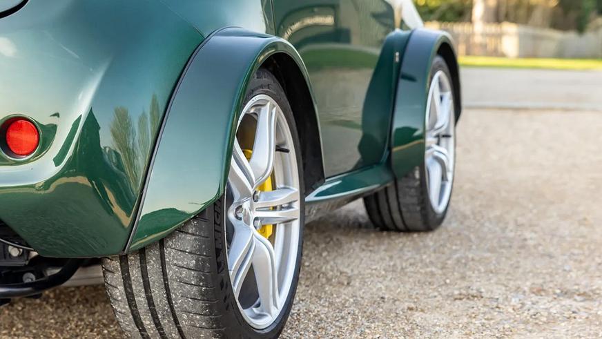 Уникальный Aston Martin в продаже. Микрохетч с большим V8