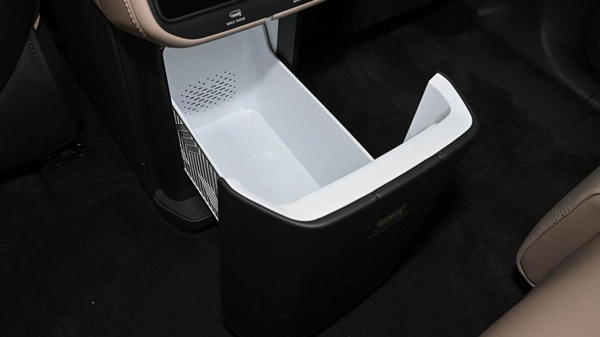 Zeekr показала интерьер гибрида 8X