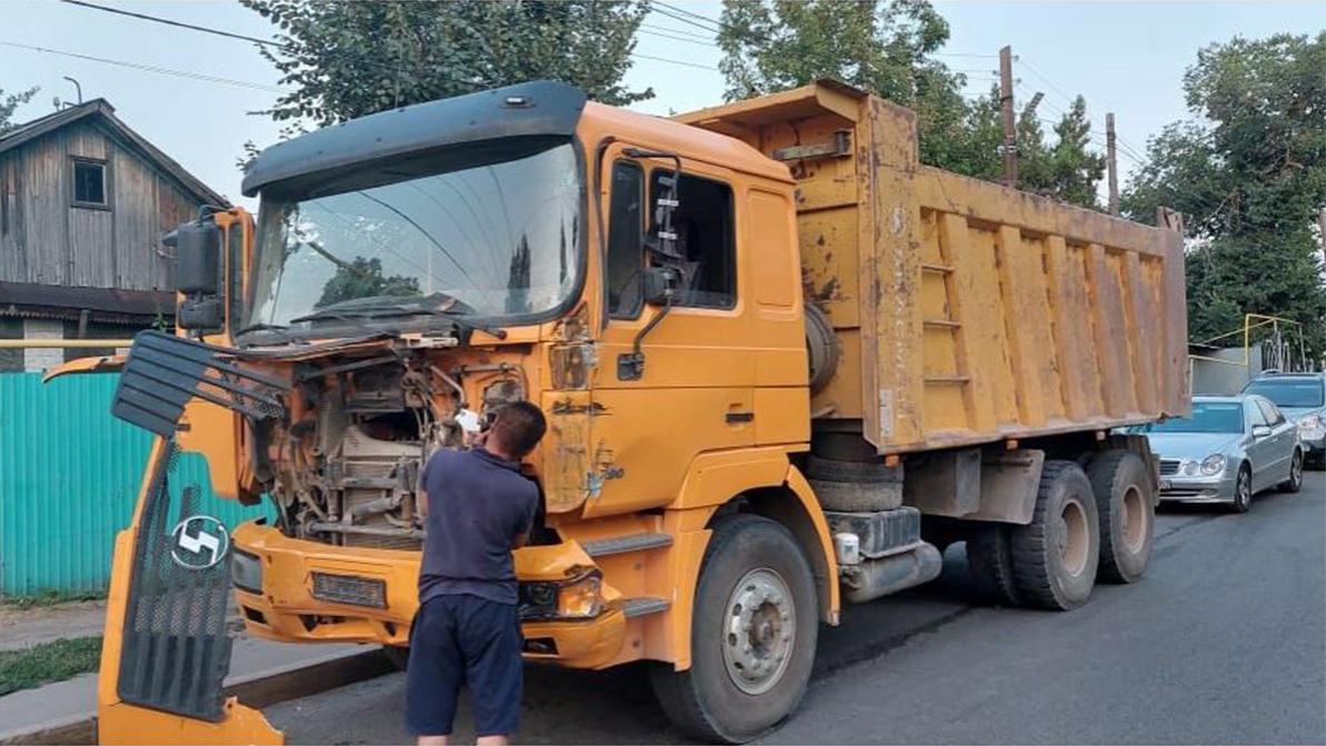 Массовое ДТП в Алматы: у китайского самосвала отказали тормоза