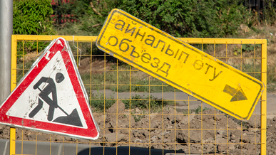 Алматыдағы Райымбек даңғылында демалыс күні де кептеліс болады