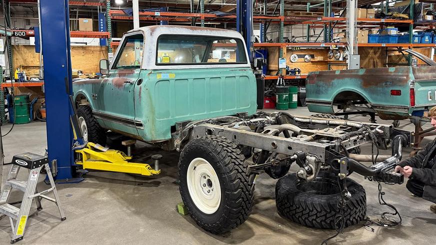Кастомайзеры из США превратили новый Silverado в классический C10