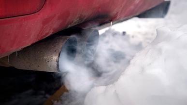 Депутат: көлікті бес минуттан артық қыздыруға тыйым салу — ақылға қонбайтын шешім