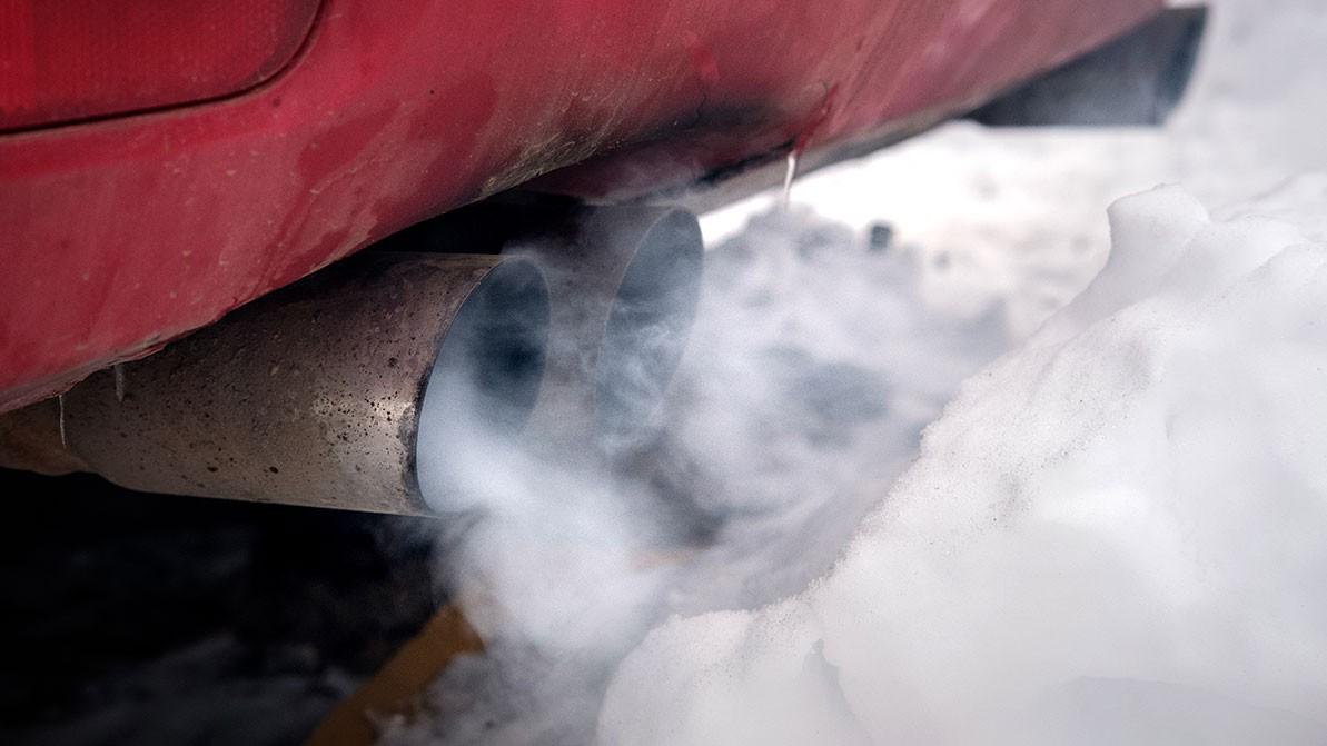 Депутат: көлікті бес минуттан артық қыздыруға тыйым салу — ақылға қонбайтын шешім