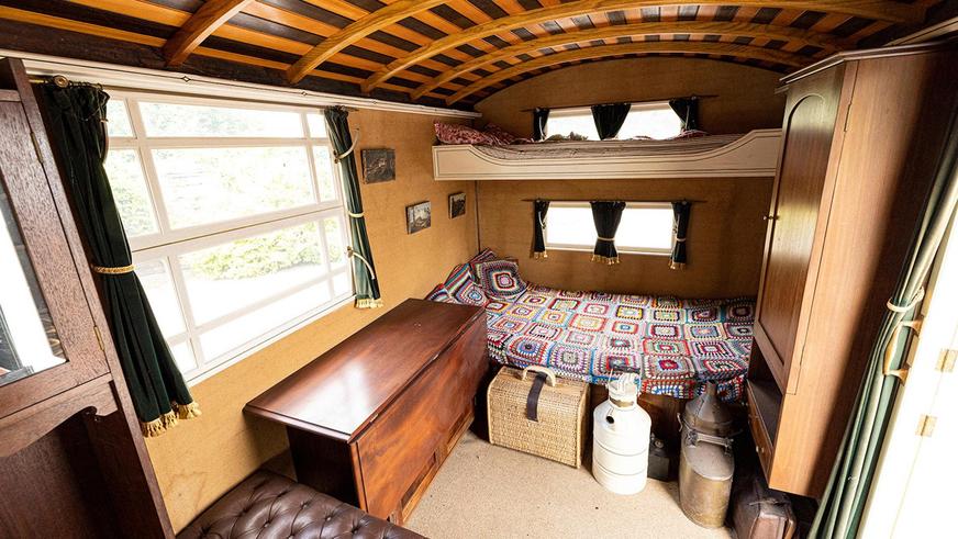 Продаётся антикварный автодом с печью внутри