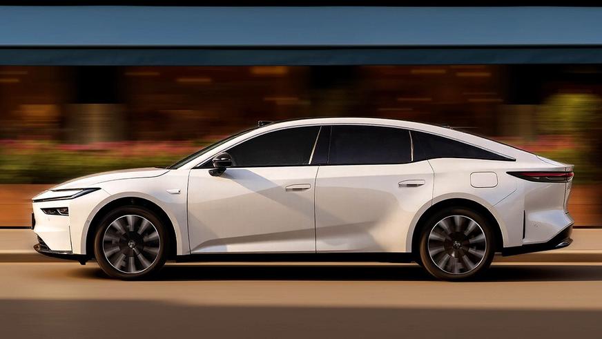 Электроседан Toyota bZ7 поступил в продажу по цене от 12.8 млн тенге