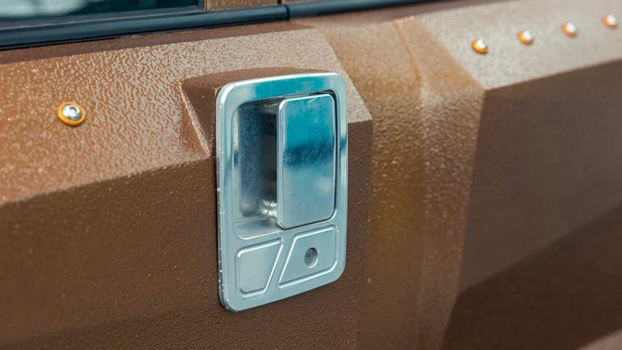 Брутальные внедорожники Toyota и Ford привезли тюнеры на выставку в Нью-Йорке