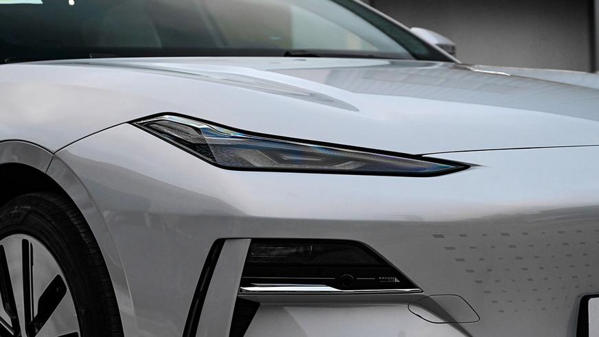 У Geely появился дальнобойный и быстрый электроседан