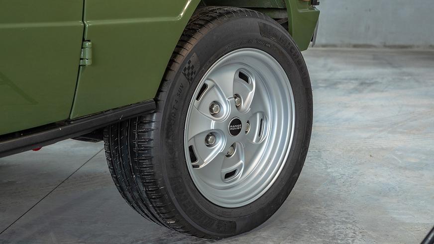 Старый Range Rover превратили в рестомод с мотором от Tesla