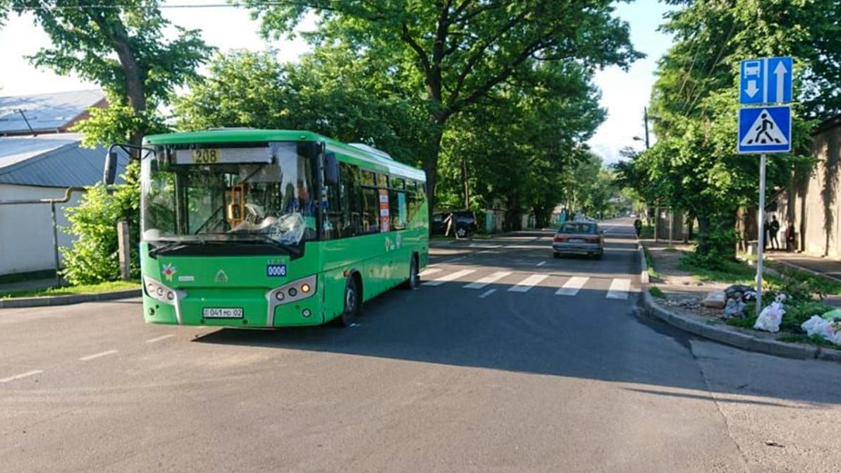 Автобус сбил насмерть женщину на Жангельдина в Алматы