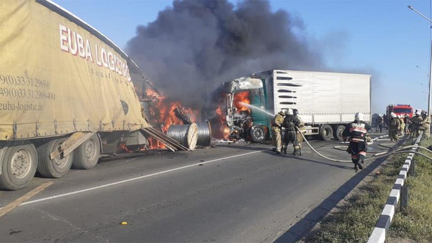 В Павлодаре столкнулись две фуры и Honda CR-V