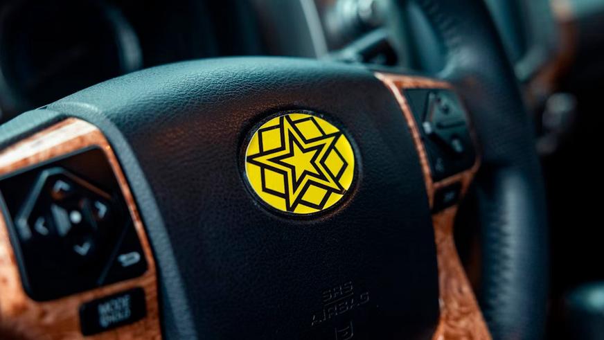 Брутальные внедорожники Toyota и Ford привезли тюнеры на выставку в Нью-Йорке