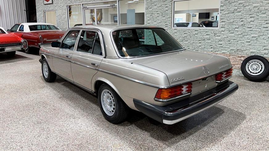 На торгах замечен Mercedes-Benz W123 почти без пробега