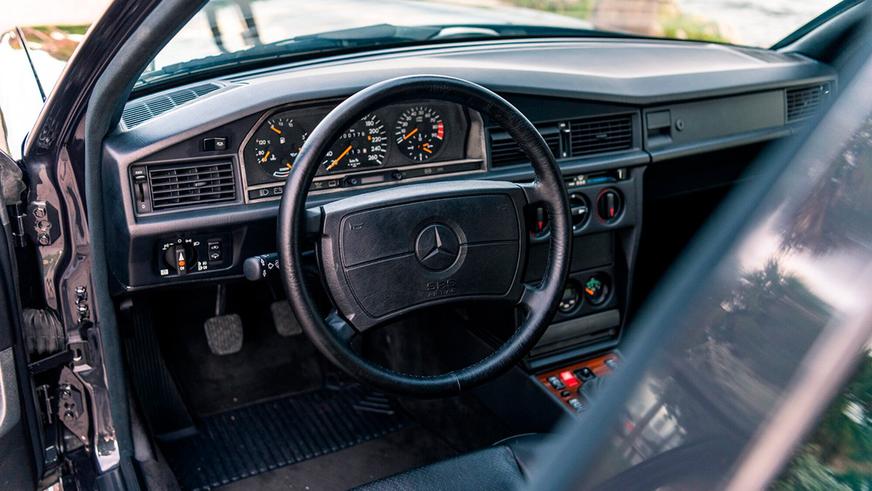 В продаже появился уникальный Mercedes-Benz 190E Evo II. Он новый