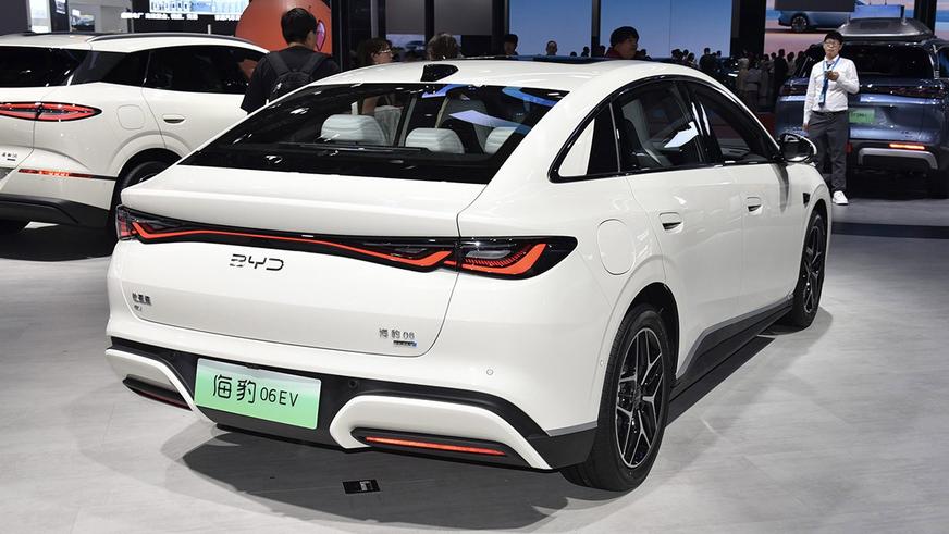 BYD запустила в КНР продажи недорогого электрокара Seal 06 BYD запустила в КНР продажи недорогого электрокара Seal 06