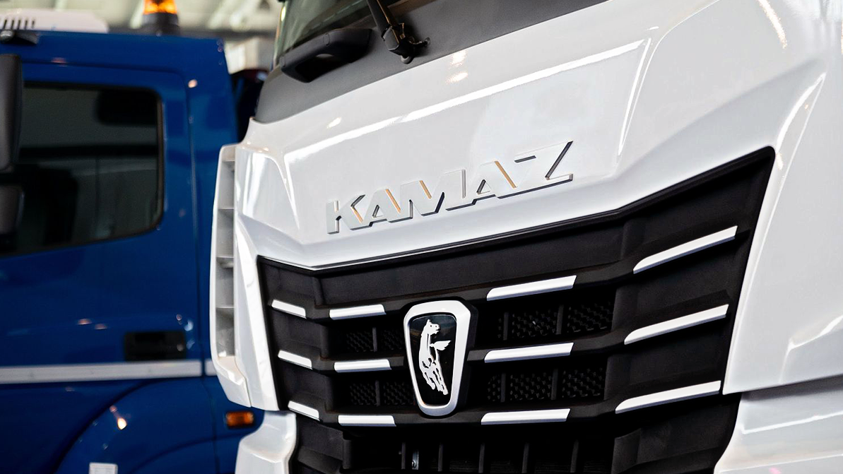 Китайские грузовики перекрыли путь КАМАЗу