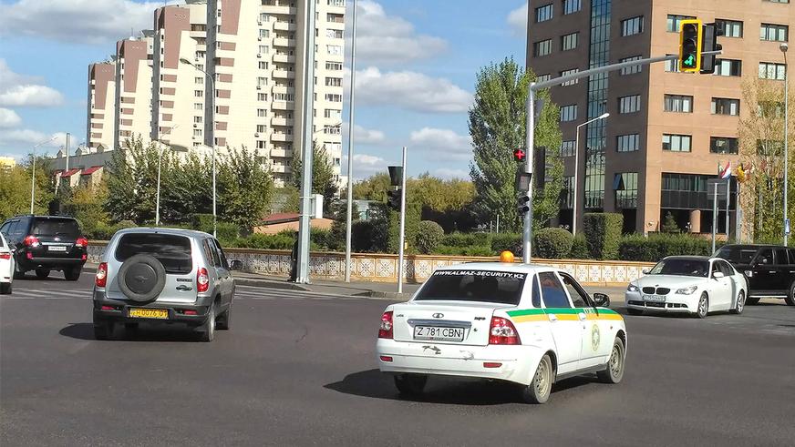 Что означает светофор с красным плюсом?