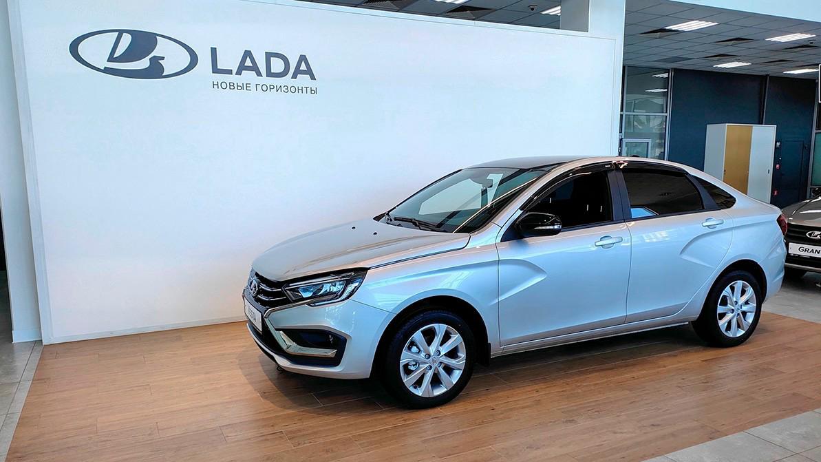 Новые Lada Vesta пошли в продажу в России по завышенным ценам