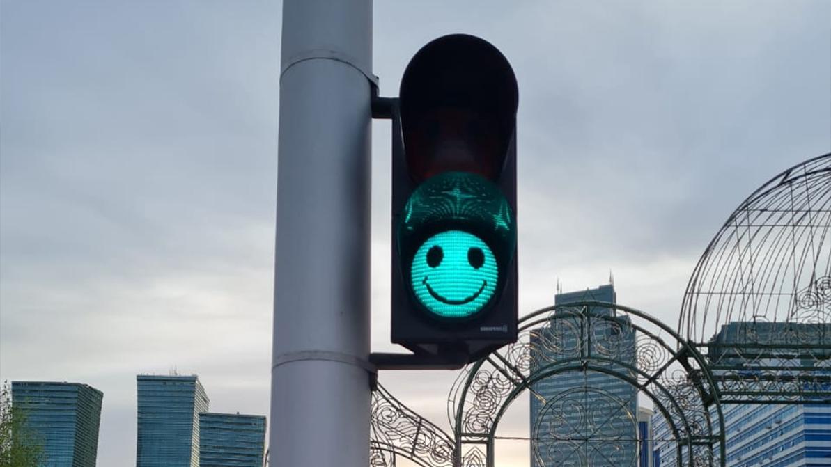 Светофоры со смайликами установили на пешеходных переходах столицы