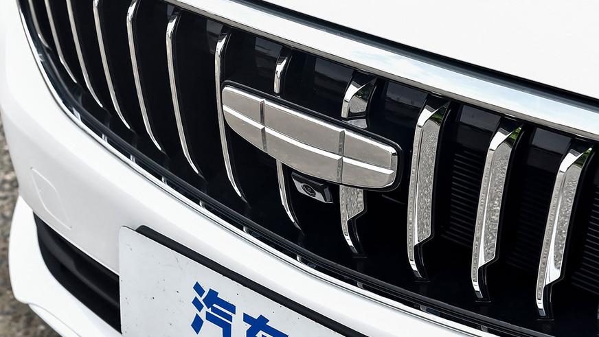 Geely снова обновит седан Emgrand: официальные фото