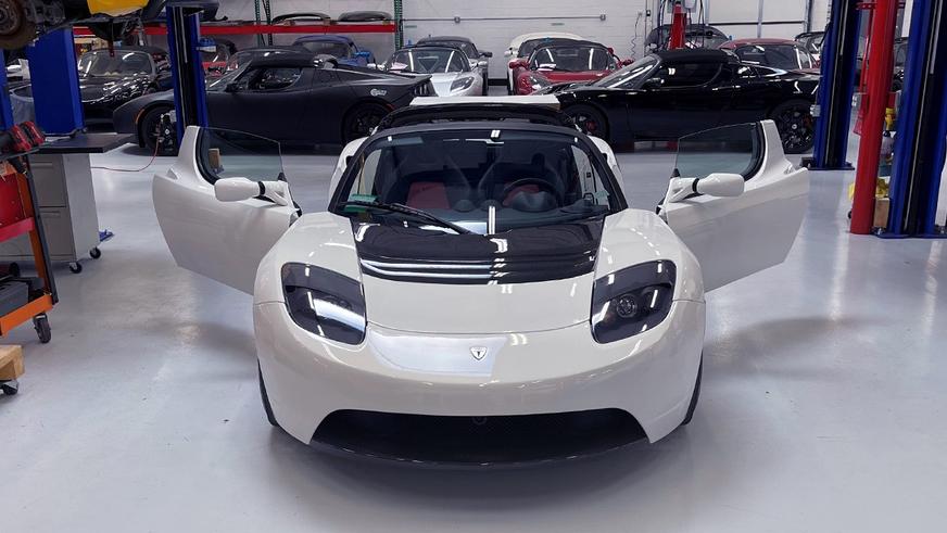 С молотка уйдёт практически новый Tesla Roadster из прошлого