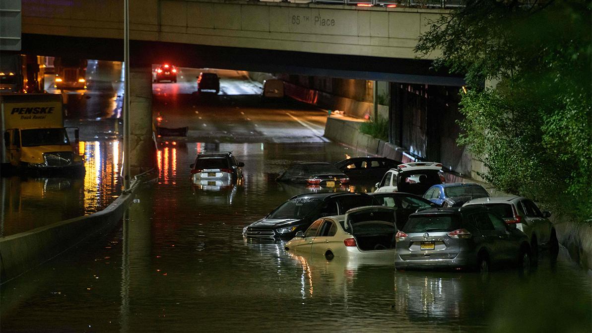 В Нью-Йорке под толщей воды оказались дороги и станции метро