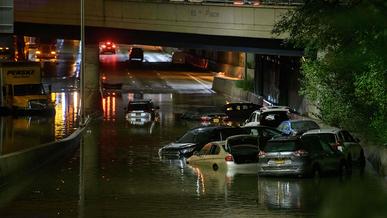 В Нью-Йорке под толщей воды оказались дороги и станции метро
