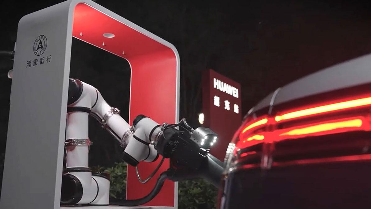 Қытайда Huawei роботы электрокар қуаттайды