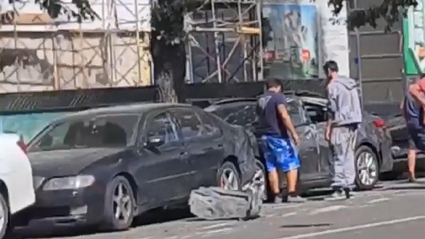 Пять автомобилей столкнулись на Толе би в Алматы