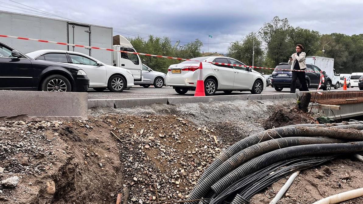 Пешеходам на мосту через Есентай придётся ходить вдоль потока авто