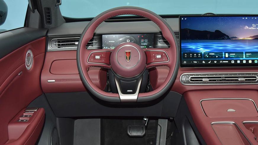 Hongqi HS6 стал самым дальнобойным гибридным кроссовером