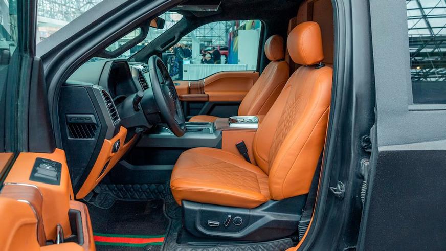 Брутальные внедорожники Toyota и Ford привезли тюнеры на выставку в Нью-Йорке