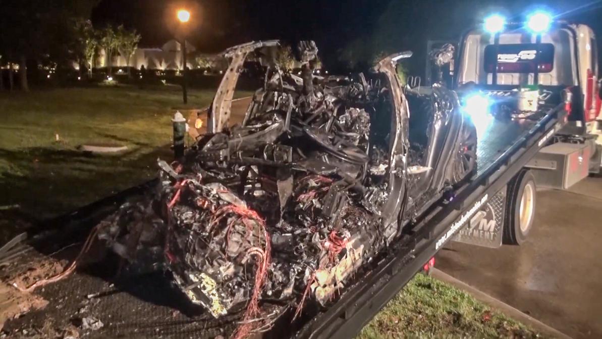 Tesla Model S без водителя врезалась в дерево и сгорела